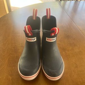 Xtratuf kids ankle deck boot- navy blue- size 4- hardly worn